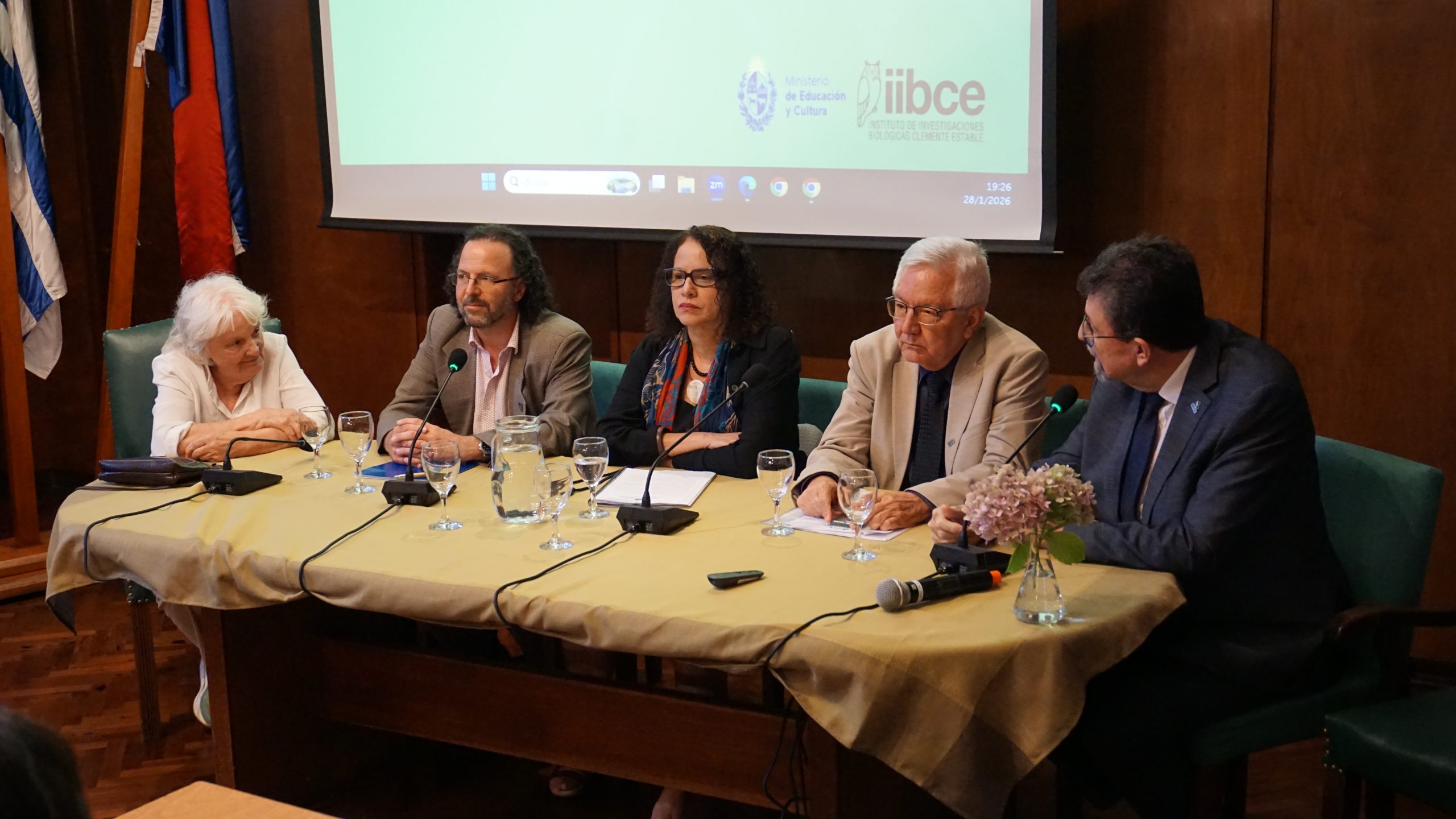 Lucía Topolansky, Héctor Cancela, Luciana Santos, Olival Freire Jr y Dacio Matheus en la presentación del Programa Pepepe Mujica en el Instituto de Investigaciones Biológicas Clemente Estable