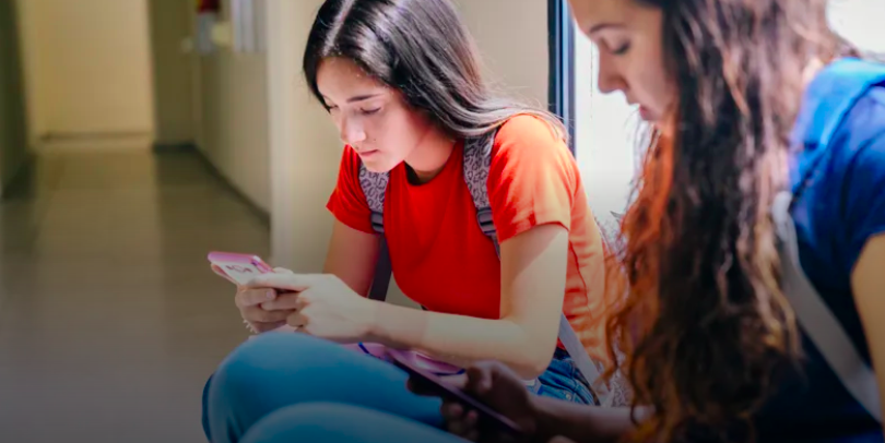 Jóvenes en un pasillo
