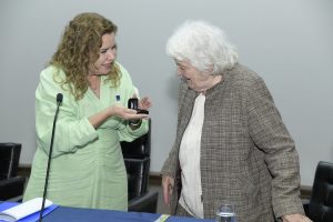 Rectora de la UFMG, Sandra Goulart Almeida, entrega el reconocimiento Honoris Causa in memorian a Lucía Topolansky, compalera de Mujica.