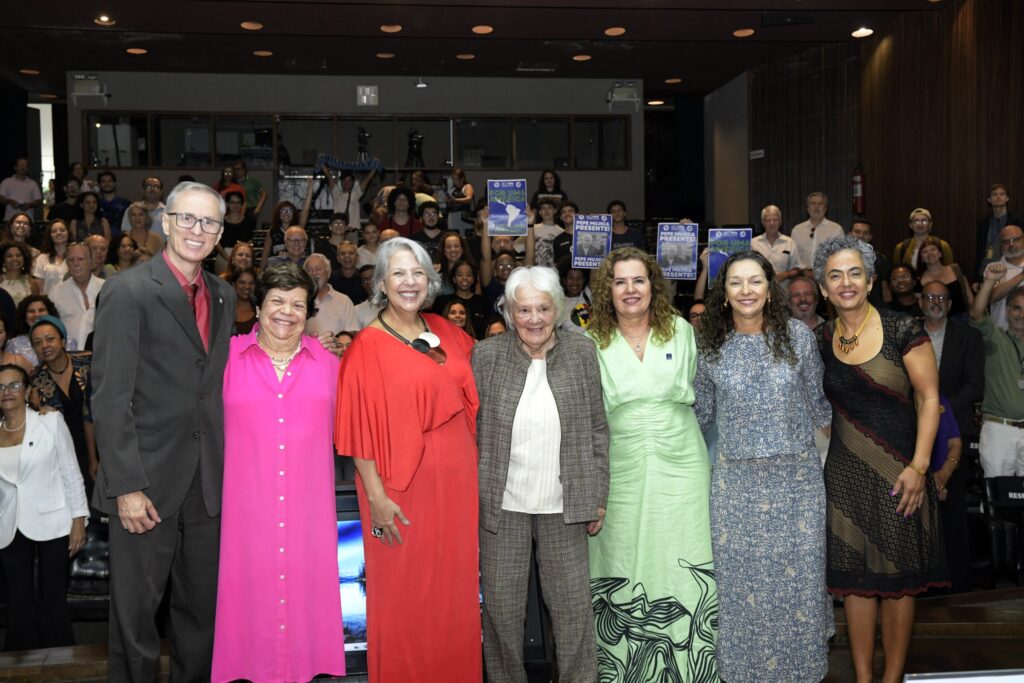 Autoridades universitarias de la UFMG reciben a Lucía Topolansky en la entrega del reconocimiento Honoris Causa a josé Mujica.
