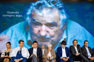 El presidente de Brasil y las autoridades universitarias de la UFABC reciben a Lucía Topolansky en la entrega del reconocimiento Honoris Causa in memorian a José Pepe Mujica.