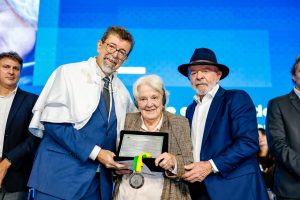 Lucía Topolansky recibe el reconocimiento Honoris Causa in memorian a José Pepe Mujica en la UFABC, junto al Presidente de Brasil, Lula Da Silva y al Rector Dácio Matheus y al