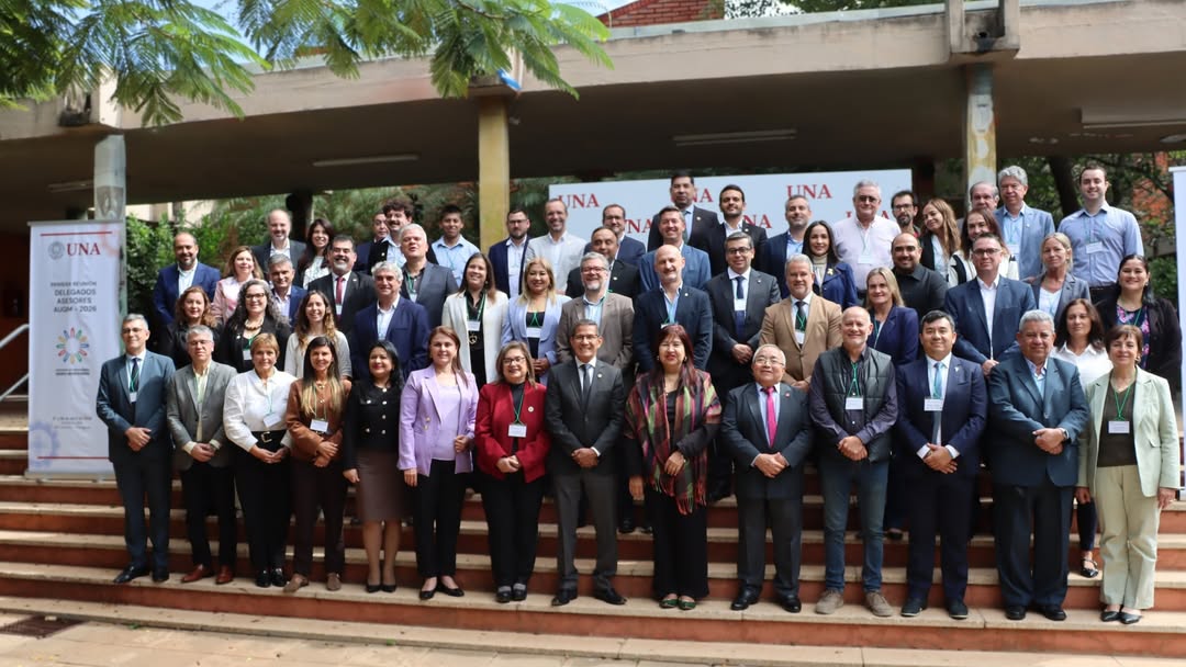 Delegados asesores en la escalinata de la Universidad Nacional de Asunción, Paraguay.