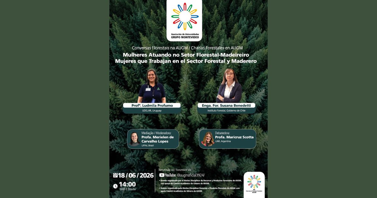 Este es un cartel de evento que anuncia "Charlas Forestales en AUGM" con el tema "Mujeres Actuando en el Sector Forestal-Maderero", destacando a las ponentes y detalles de transmisión. La composición del cartel es vertical, con un fondo predominantemente oscuro de un denso bosque de coníferas que evoca el tema forestal. En la parte superior, centrado, se encuentra el logo de la "Asociación de Universidades GRUPO MONTEVIDEO". Debajo de este logo, se presenta el título del evento en dos idiomas, portugués y español, "Conversas Florestais na AUGM / Charlas Forestales en AUGM", seguido por el tema principal: "Mulheres Atuando no Setor Florestal-Madeireiro / Mujeres que Trabajan en el Sector Forestal y Maderero". A lo largo del cartel, en recuadros bien definidos, se presentan las fotografías y nombres de las participantes: la Prof. Ludmila Profumo y la Enga. For. Susana Benedetti en la parte superior, y la Profa. Merielen de Carvalho Lopes (Mediación/Moderadora) y la Profa. Maricruz Scotta (Debatedora) en la parte inferior. La fecha y hora del evento (18/06/2026 a las 14:00 GMT-3 Brasilia) se ubican en la esquina inferior izquierda, junto a la información de transmisión vía YouTube. Los sujetos clave son las cuatro mujeres profesionales del sector forestal, presentadas en retratos individuales con sus nombres y afiliaciones. La Prof. Ludmila Profumo, de UDELAR, Uruguay, viste una blusa oscura con un distintivo. La Enga. For. Susana Benedetti, del Instituto Forestal, Gobierno de Chile, lleva una chaqueta oscura sobre una blusa blanca y gafas. La Profa. Merielen de Carvalho Lopes, de UFPel, Brasil, aparece con un rostro sonriente. La Profa. Maricruz Scotta, de la UNR, Argentina, también muestra una expresión amable. Los detalles de sus afiliaciones y roles (ponente, moderadora, debatedora) están claramente indicados. El cartel utiliza un estilo gráfico moderno y profesional, típico de los carteles de eventos académicos o conferencias. Los colores predominantes son los verdes oscuros del bosque y los tonos blancos y grises para el texto y los recuadros de las ponentes, creando un contraste legible. Las fotografías son retratos claros y bien iluminados. La tipografía es clara y fácil de leer, con diferentes tamaños y pesos para jerarquizar la información. El diseño general es limpio y organizado, priorizando la legibilidad de los detalles del evento. El entorno principal es un paisaje forestal denso, que sirve como telón de fondo temático y establece el tono del evento. La iluminación en el fondo es difusa, pero las fotografías de las ponentes están bien iluminadas para resaltar sus rostros. La ausencia de una iluminación ambiental específica sobre el texto y los recuadros permite que estos destaquen. La atmósfera general es seria, profesional e informativa, invitando a la participación en un evento centrado en las mujeres en el sector forestal.