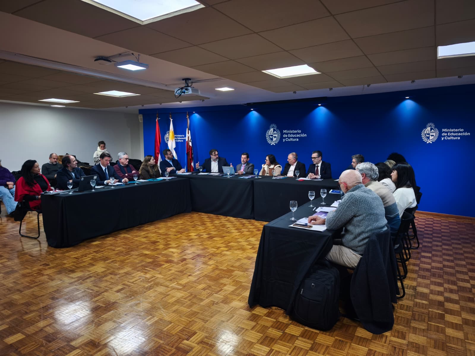 Autoridades y referentes de la educación superior intercambian en el ministerio de Educación y cultura de uruguay en el marco de un encuentro preparatorio del IV diàlogo interregional sobre Educación y Desarrollo