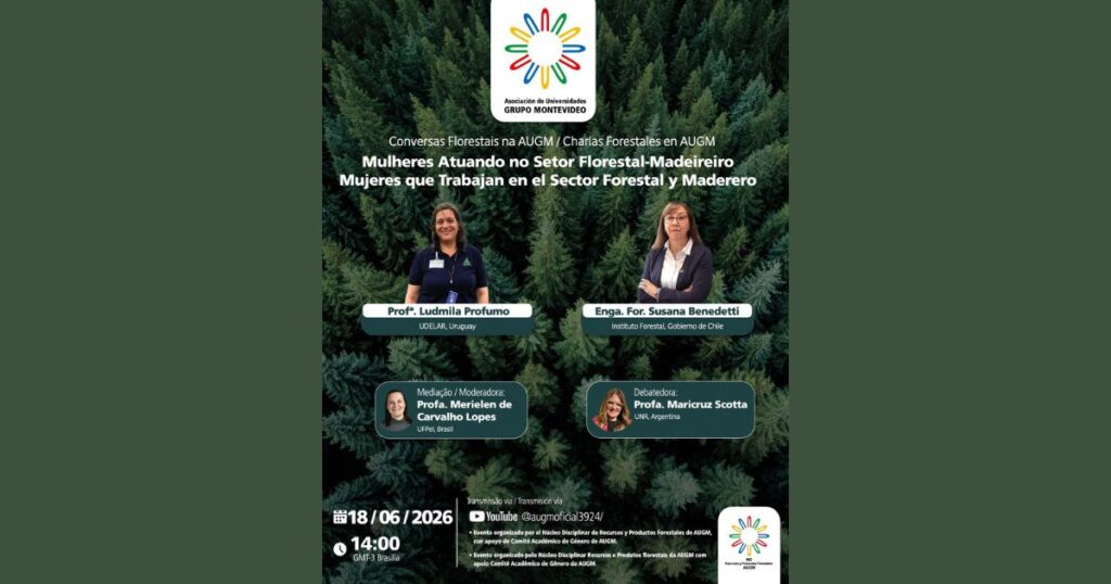 Este es un cartel de evento que anuncia "Charlas Forestales en AUGM" con el tema "Mujeres Actuando en el Sector Forestal-Maderero", destacando a las ponentes y detalles de transmisión. La composición del cartel es vertical, con un fondo predominantemente oscuro de un denso bosque de coníferas que evoca el tema forestal. En la parte superior, centrado, se encuentra el logo de la "Asociación de Universidades GRUPO MONTEVIDEO". Debajo de este logo, se presenta el título del evento en dos idiomas, portugués y español, "Conversas Florestais na AUGM / Charlas Forestales en AUGM", seguido por el tema principal: "Mulheres Atuando no Setor Florestal-Madeireiro / Mujeres que Trabajan en el Sector Forestal y Maderero". A lo largo del cartel, en recuadros bien definidos, se presentan las fotografías y nombres de las participantes: la Prof. Ludmila Profumo y la Enga. For. Susana Benedetti en la parte superior, y la Profa. Merielen de Carvalho Lopes (Mediación/Moderadora) y la Profa. Maricruz Scotta (Debatedora) en la parte inferior. La fecha y hora del evento (18/06/2026 a las 14:00 GMT-3 Brasilia) se ubican en la esquina inferior izquierda, junto a la información de transmisión vía YouTube. Los sujetos clave son las cuatro mujeres profesionales del sector forestal, presentadas en retratos individuales con sus nombres y afiliaciones. La Prof. Ludmila Profumo, de UDELAR, Uruguay, viste una blusa oscura con un distintivo. La Enga. For. Susana Benedetti, del Instituto Forestal, Gobierno de Chile, lleva una chaqueta oscura sobre una blusa blanca y gafas. La Profa. Merielen de Carvalho Lopes, de UFPel, Brasil, aparece con un rostro sonriente. La Profa. Maricruz Scotta, de la UNR, Argentina, también muestra una expresión amable. Los detalles de sus afiliaciones y roles (ponente, moderadora, debatedora) están claramente indicados. El cartel utiliza un estilo gráfico moderno y profesional, típico de los carteles de eventos académicos o conferencias. Los colores predominantes son los verdes oscuros del bosque y los tonos blancos y grises para el texto y los recuadros de las ponentes, creando un contraste legible. Las fotografías son retratos claros y bien iluminados. La tipografía es clara y fácil de leer, con diferentes tamaños y pesos para jerarquizar la información. El diseño general es limpio y organizado, priorizando la legibilidad de los detalles del evento. El entorno principal es un paisaje forestal denso, que sirve como telón de fondo temático y establece el tono del evento. La iluminación en el fondo es difusa, pero las fotografías de las ponentes están bien iluminadas para resaltar sus rostros. La ausencia de una iluminación ambiental específica sobre el texto y los recuadros permite que estos destaquen. La atmósfera general es seria, profesional e informativa, invitando a la participación en un evento centrado en las mujeres en el sector forestal.