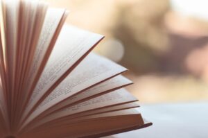 Hojas de libro abierto
