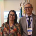 De izquierda a derecha, Suzane da Rocha Vieira Gonçalves, rectora de la Universidade Federal do Rio Grande, y Jhon Darío Boretto, rector de la Universidad Nacional de Córdoba (UNC), electos como vicepresidenta y presidente de AUGM, respectivamente. Foto: Unicamp.